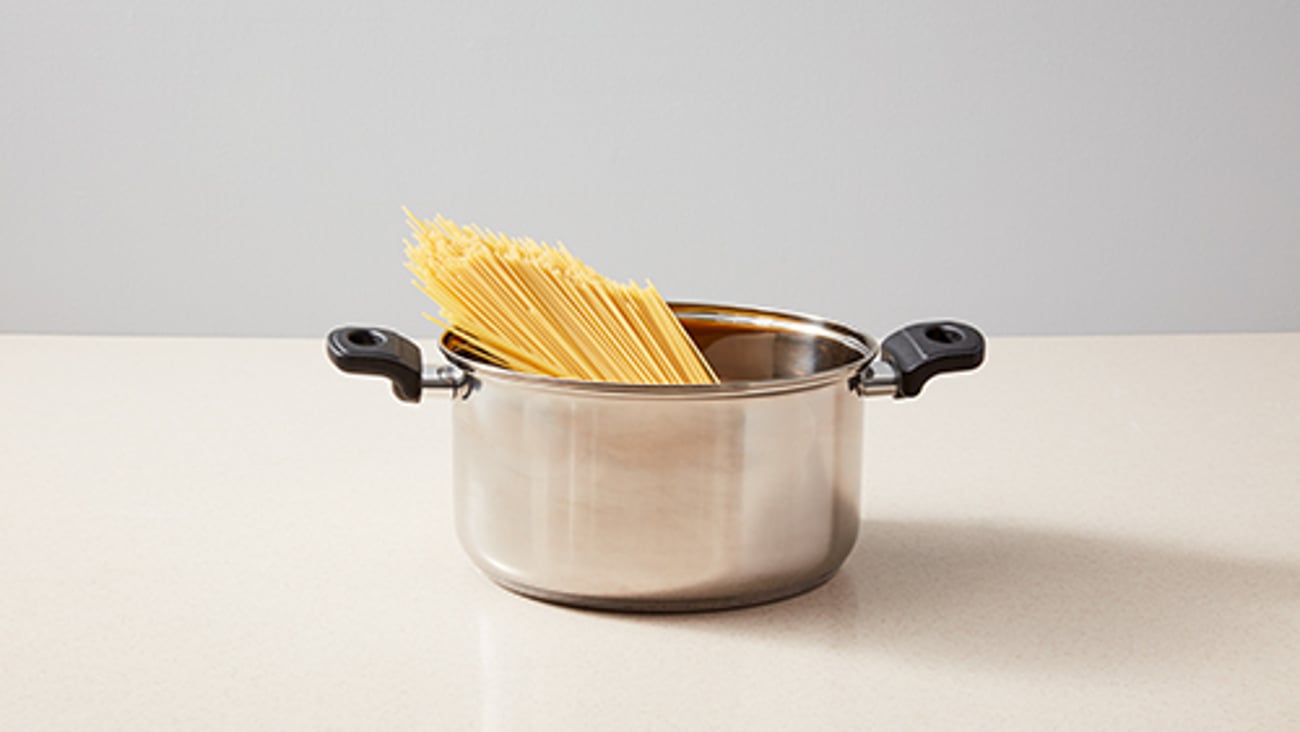 spaghetti in pot